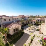 Entrada principal del hotel, habitaciones, con vista despejada.